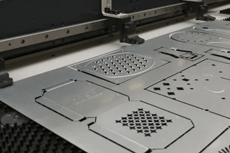 Grate beim Metallstanzen: Ursachen und Lösungen
